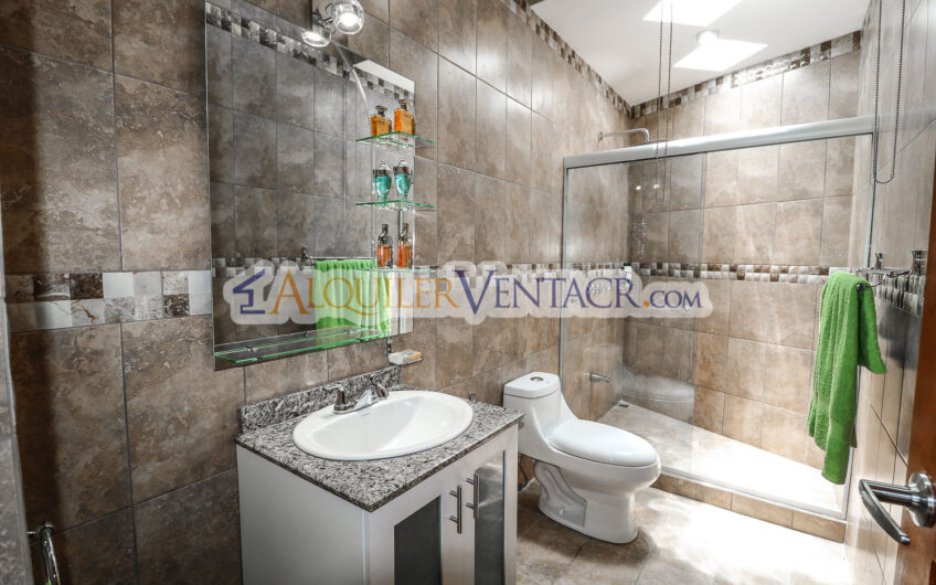 Casa de Un Nivel de 317 m2 en Residencial en San Rafael de Escazú