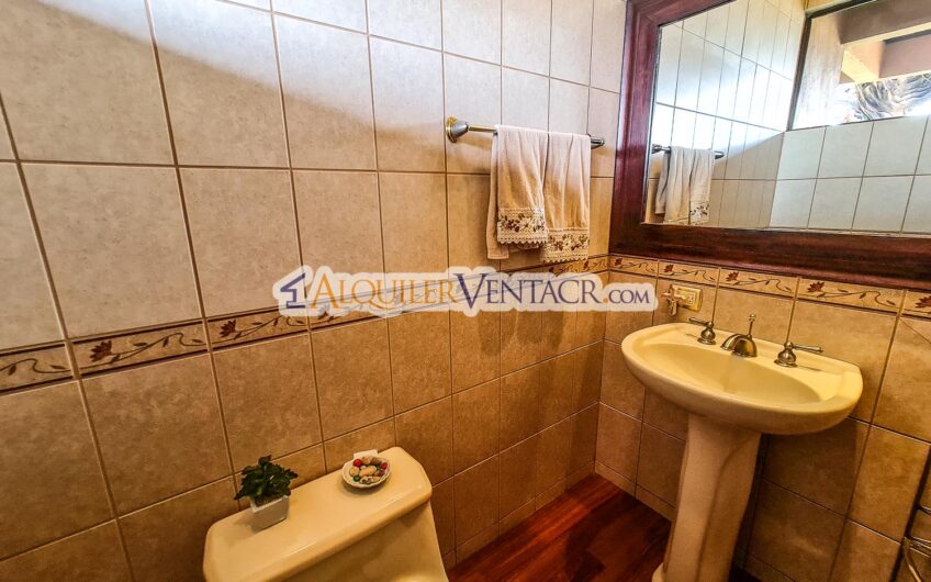 Condo de Un Nivel con jardín y vistas en Escazú x Distrito 4 Guachipelín