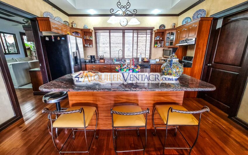 Condo de Un Nivel con jardín y vistas en Escazú x Distrito 4 Guachipelín