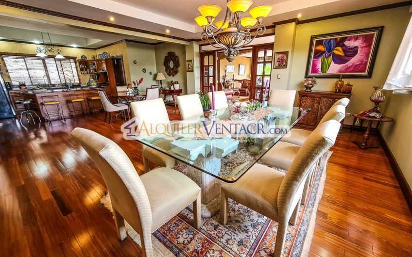 Condo de Un Nivel con jardín y vistas en Escazú x Distrito 4 Guachipelín