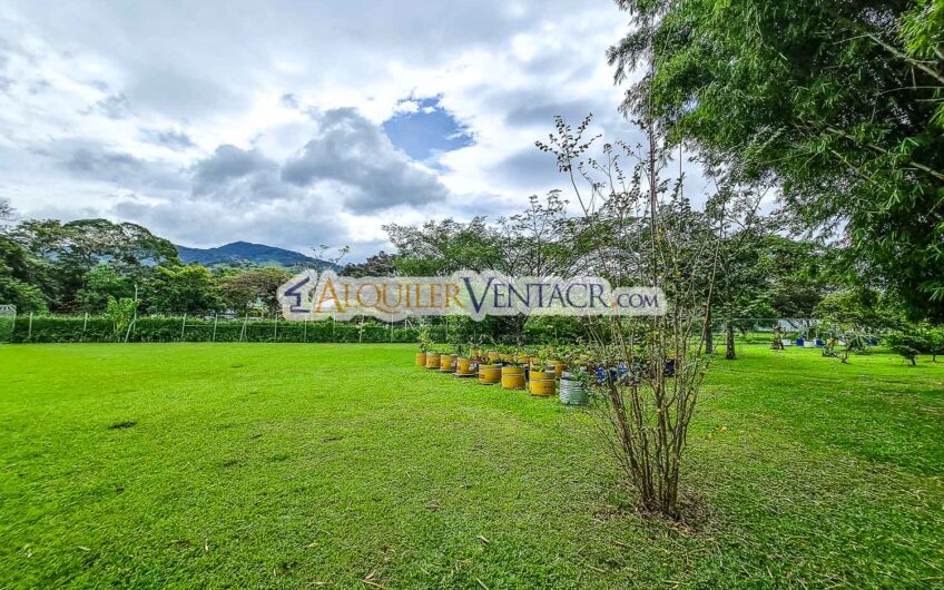Condo de Un Nivel con línea blanca y jardín en Brasil de Santa Ana