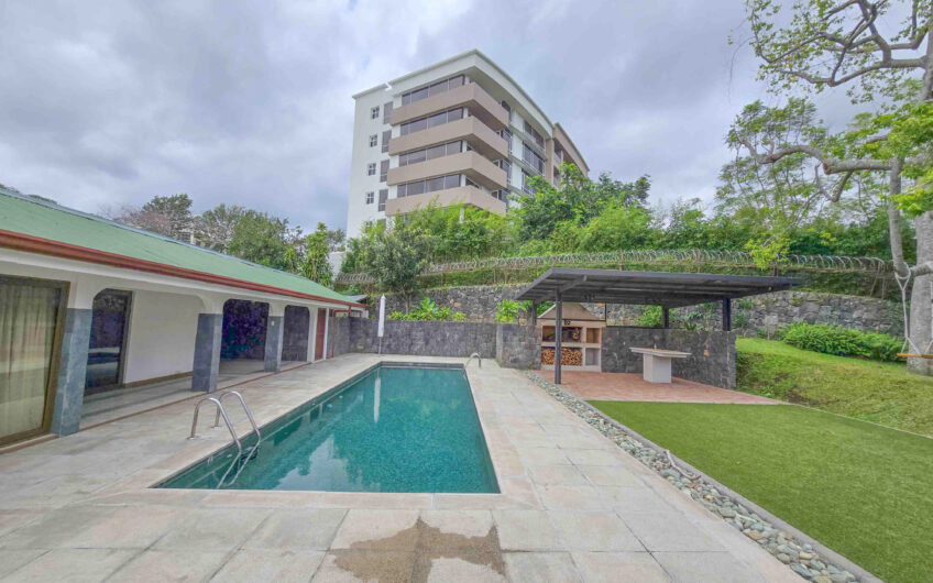 Casa de 650 m2 con piscina privada y 5.454 m2 de terreno en Bello Horizonte Escazú