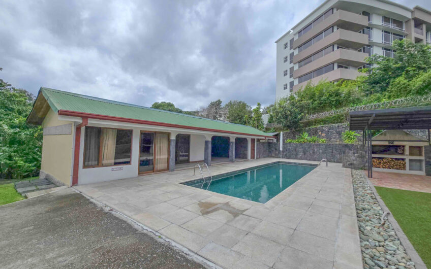 Casa de 650 m2 con piscina privada y 5.454 m2 de terreno en Bello Horizonte Escazú