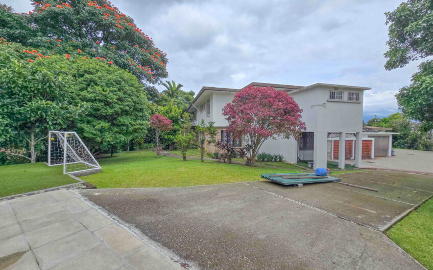 Casa de 650 m2 con piscina privada y 5.454 m2 de terreno en Bello Horizonte Escazú