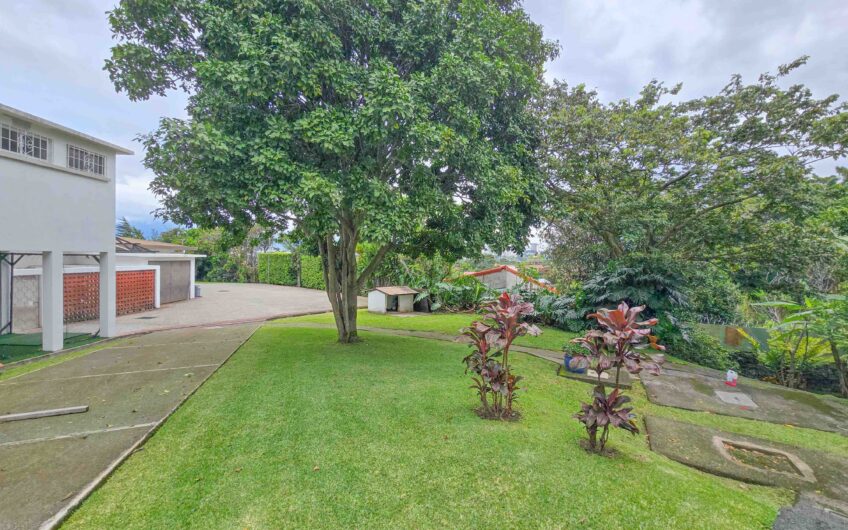 Casa de 650 m2 con piscina privada y 5.454 m2 de terreno en Bello Horizonte Escazú