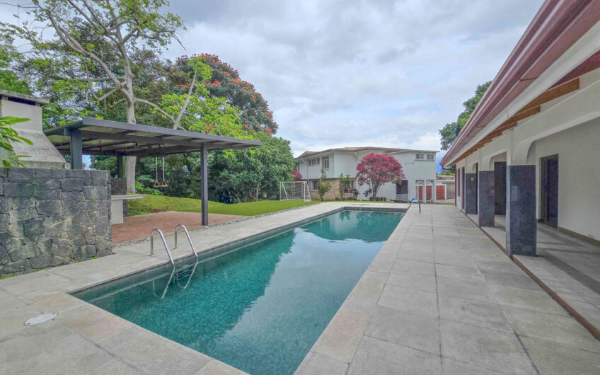 Casa de 650 m2 con piscina privada y 5.454 m2 de terreno en Bello Horizonte Escazú