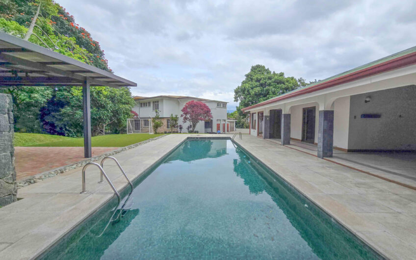 Casa de 650 m2 con piscina privada y 5.454 m2 de terreno en Bello Horizonte Escazú