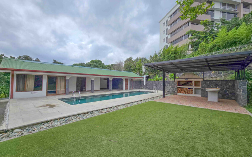 Casa de 650 m2 con piscina privada y 5.454 m2 de terreno en Bello Horizonte Escazú