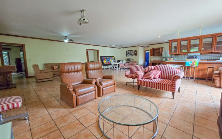 Propiedad de 3 casas de una sola planta con 2.742 m2 de lote en Santa Ana Piedades