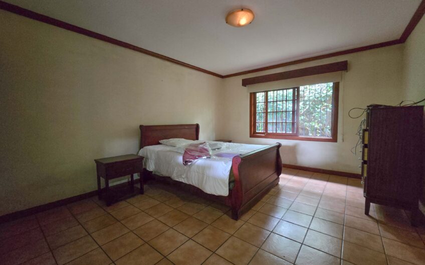 Propiedad de 3 casas de una sola planta con 2.742 m2 de lote en Santa Ana Piedades