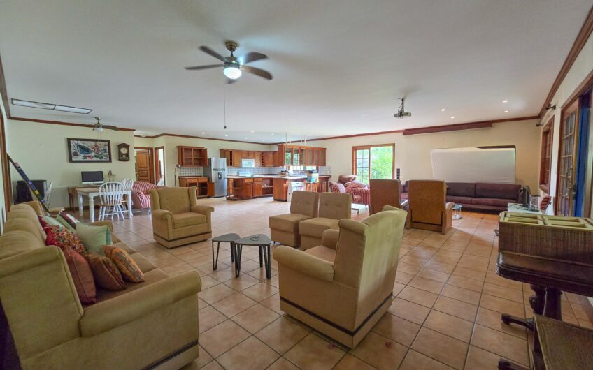 Propiedad de 3 casas de una sola planta con 2.742 m2 de lote en Santa Ana Piedades