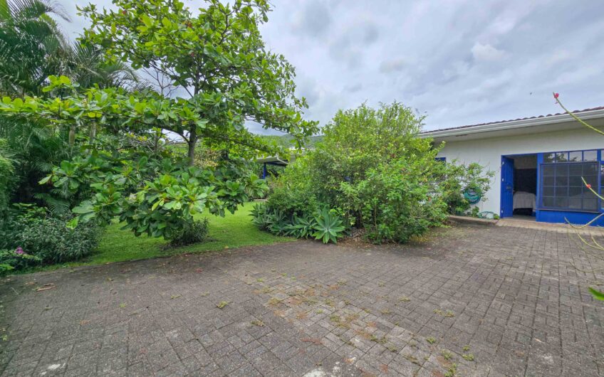Propiedad de 3 casas de una sola planta con 2.742 m2 de lote en Santa Ana Piedades