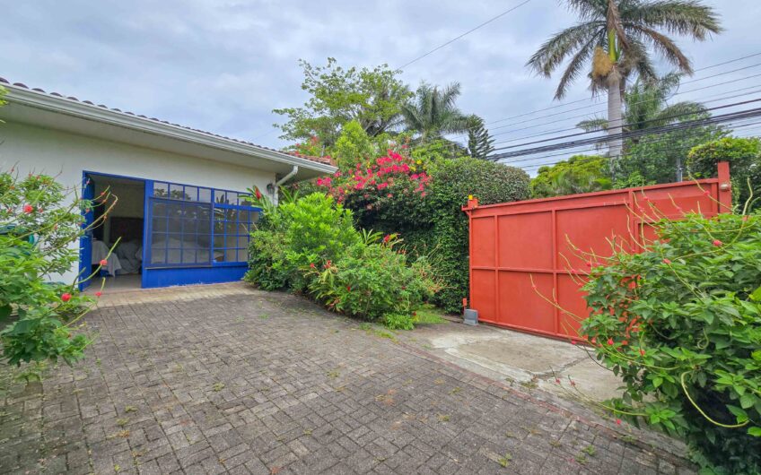 Propiedad de 3 casas de una sola planta con 2.742 m2 de lote en Santa Ana Piedades