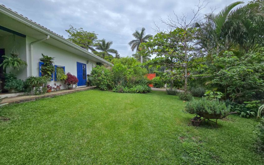 Propiedad de 3 casas de una sola planta con 2.742 m2 de lote en Santa Ana Piedades