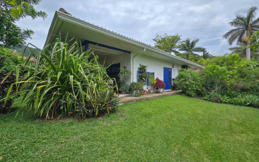 Propiedad de 3 casas de una sola planta con 2.742 m2 de lote en Santa Ana Piedades