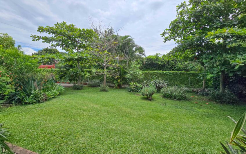 Propiedad de 3 casas de una sola planta con 2.742 m2 de lote en Santa Ana Piedades