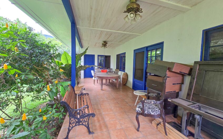 Propiedad de 3 casas de una sola planta con 2.742 m2 de lote en Santa Ana Piedades