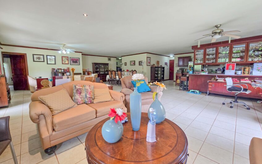 Propiedad de 3 casas de una sola planta con 2.742 m2 de lote en Santa Ana Piedades