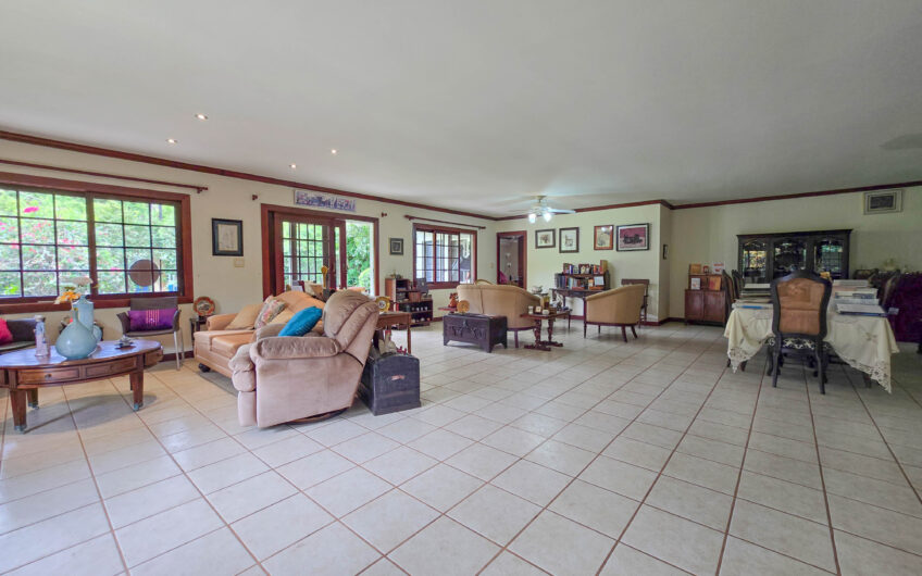 Propiedad de 3 casas de una sola planta con 2.742 m2 de lote en Santa Ana Piedades