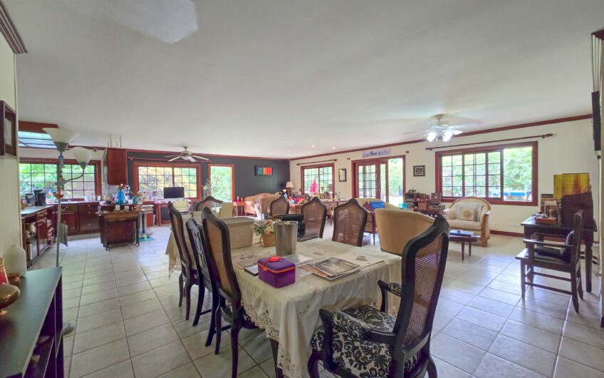 Propiedad de 3 casas de una sola planta con 2.742 m2 de lote en Santa Ana Piedades