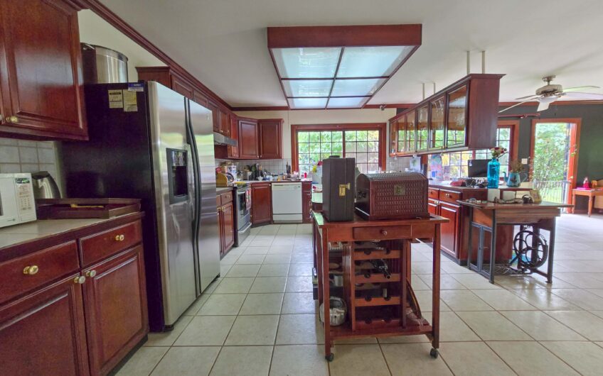 Propiedad de 3 casas de una sola planta con 2.742 m2 de lote en Santa Ana Piedades