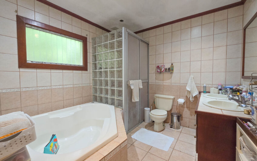 Propiedad de 3 casas de una sola planta con 2.742 m2 de lote en Santa Ana Piedades