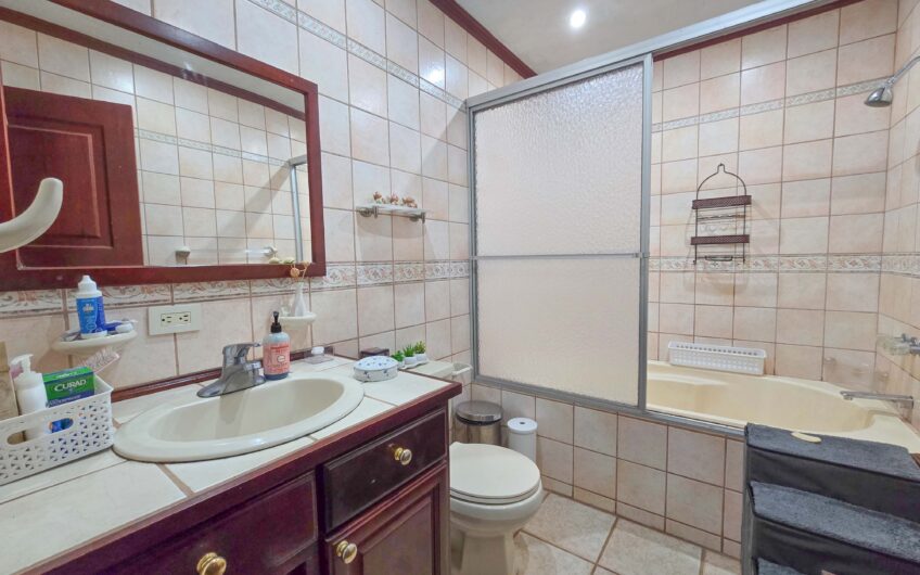 Propiedad de 3 casas de una sola planta con 2.742 m2 de lote en Santa Ana Piedades