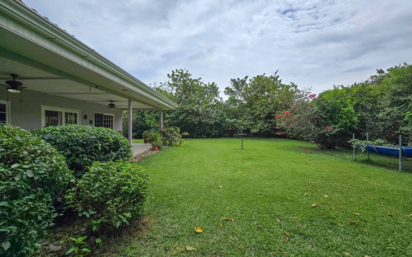 Propiedad de 3 casas de una sola planta con 2.742 m2 de lote en Santa Ana Piedades