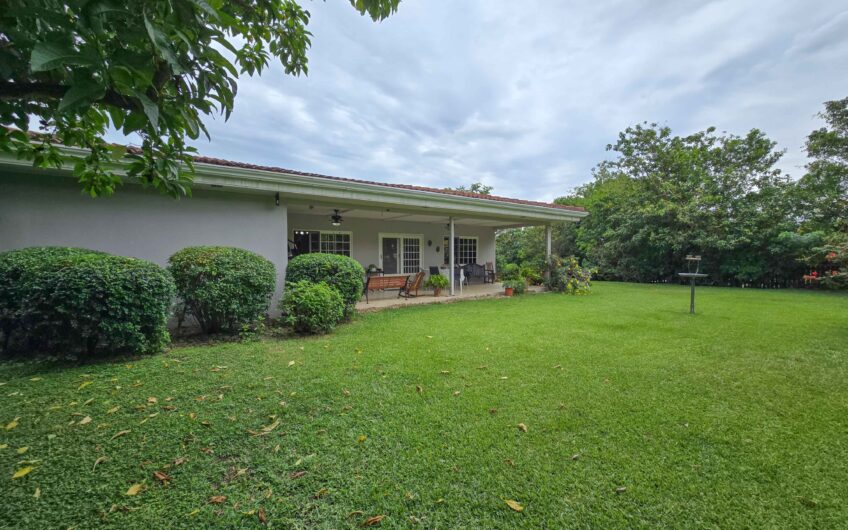 Propiedad de 3 casas de una sola planta con 2.742 m2 de lote en Santa Ana Piedades