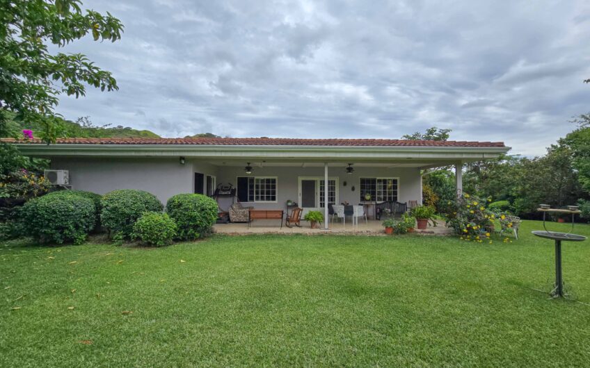 Propiedad de 3 casas de una sola planta con 2.742 m2 de lote en Santa Ana Piedades