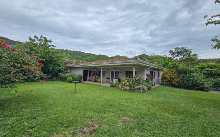 Propiedad de 3 casas de una sola planta con 2.742 m2 de lote en Santa Ana Piedades