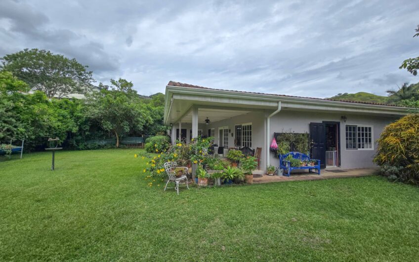 Propiedad de 3 casas de una sola planta con 2.742 m2 de lote en Santa Ana Piedades