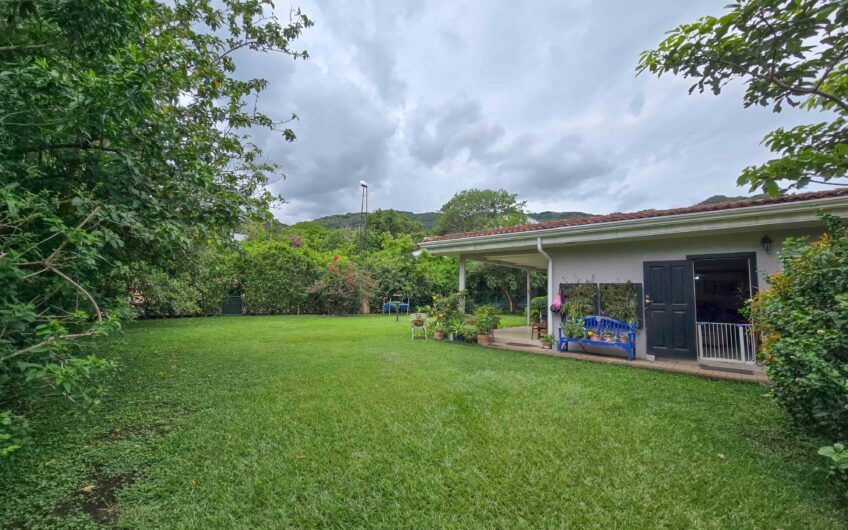 Propiedad de 3 casas de una sola planta con 2.742 m2 de lote en Santa Ana Piedades