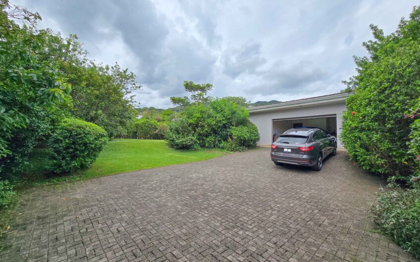 Propiedad de 3 casas de una sola planta con 2.742 m2 de lote en Santa Ana Piedades
