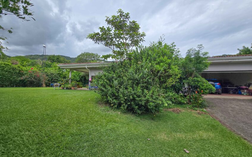 Propiedad de 3 casas de una sola planta con 2.742 m2 de lote en Santa Ana Piedades