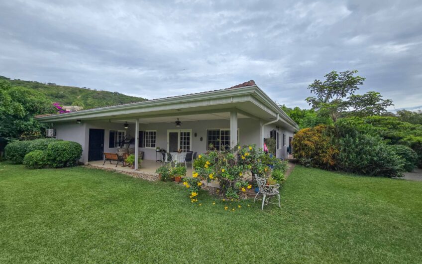 Propiedad de 3 casas de una sola planta con 2.742 m2 de lote en Santa Ana Piedades