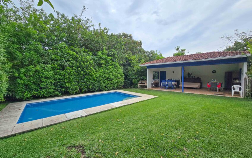 Propiedad de 3 casas de una sola planta con 2.742 m2 de lote en Santa Ana Piedades