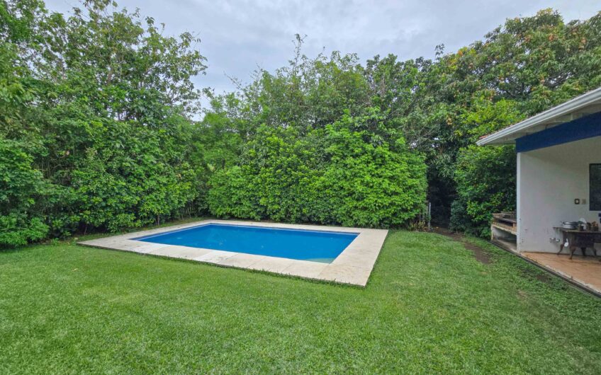 Propiedad de 3 casas de una sola planta con 2.742 m2 de lote en Santa Ana Piedades