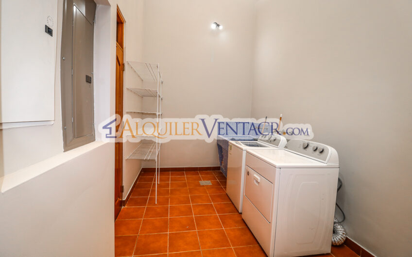 Casa de Un Nivel de 317 m2 en Residencial en San Rafael de Escazú