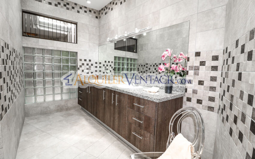 Casa de Un Nivel de 317 m2 en Residencial en San Rafael de Escazú
