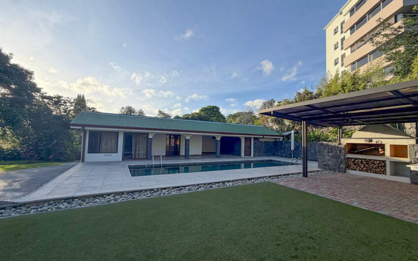 Casa de 650 m2 con piscina privada y 5.454 m2 de terreno en Bello Horizonte Escazú