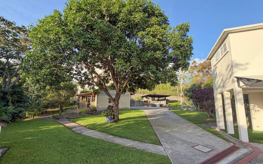 Casa de 650 m2 con piscina privada y 5.454 m2 de terreno en Bello Horizonte Escazú