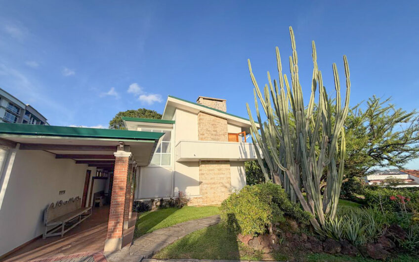Casa de 650 m2 con piscina privada y 5.454 m2 de terreno en Bello Horizonte Escazú
