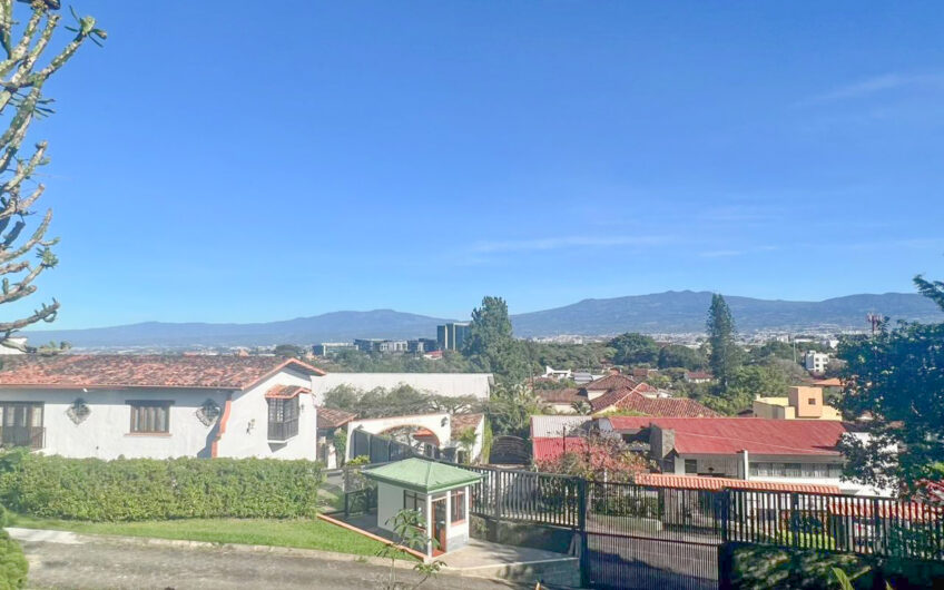 Casa de 650 m2 con piscina privada y 5.454 m2 de terreno en Bello Horizonte Escazú