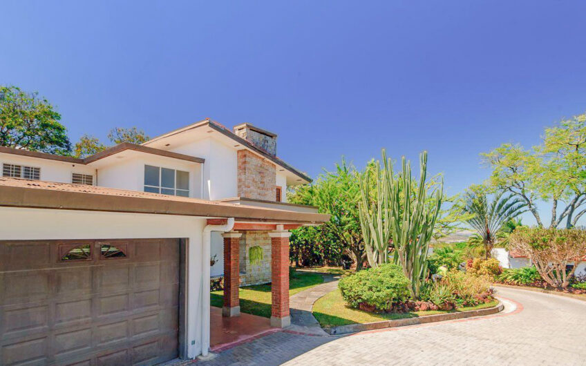 Casa de 650 m2 con piscina privada y 5.454 m2 de terreno en Bello Horizonte Escazú