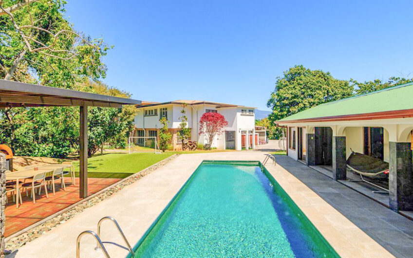 Casa de 650 m2 con piscina privada y 5.454 m2 de terreno en Bello Horizonte Escazú