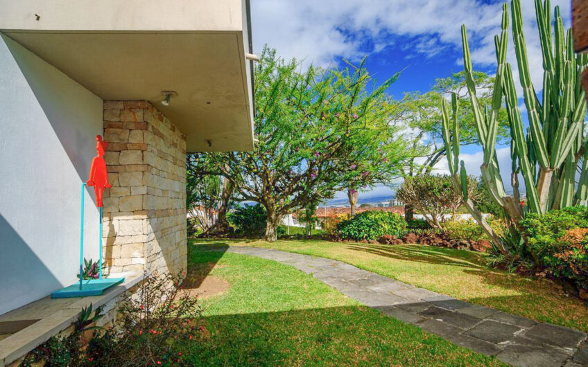 Casa de 650 m2 con piscina privada y 5.454 m2 de terreno en Bello Horizonte Escazú