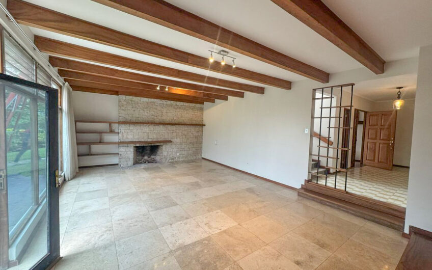 Casa de 650 m2 con piscina privada y 5.454 m2 de terreno en Bello Horizonte Escazú