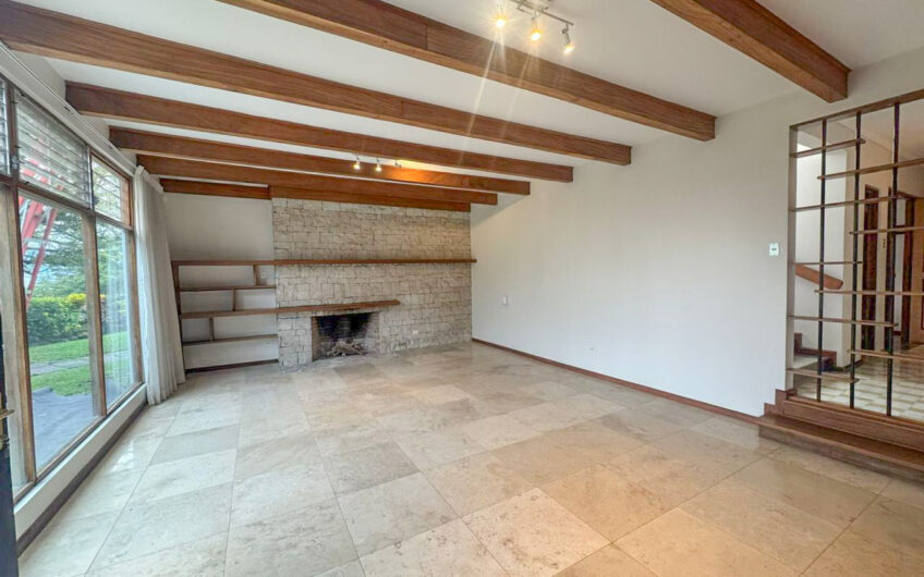 Casa de 650 m2 con piscina privada y 5.454 m2 de terreno en Bello Horizonte Escazú