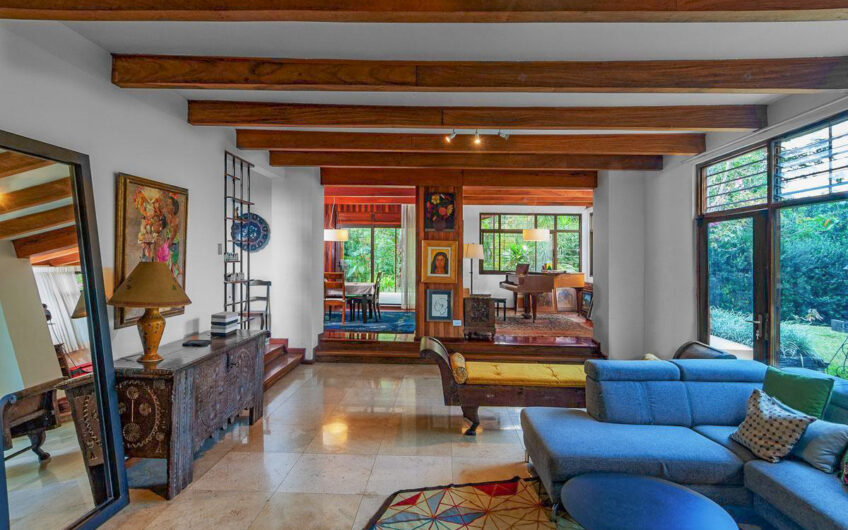 Casa de 650 m2 con piscina privada y 5.454 m2 de terreno en Bello Horizonte Escazú